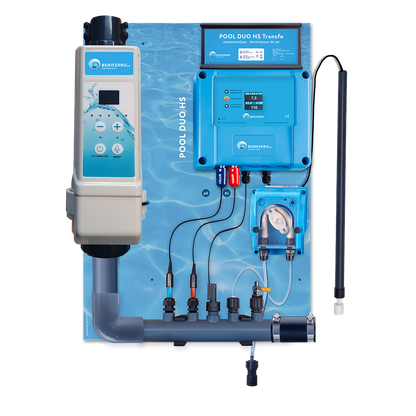 Klorgenerator HS formonteret på vægmonteringsplade med pH- og RX-regulering